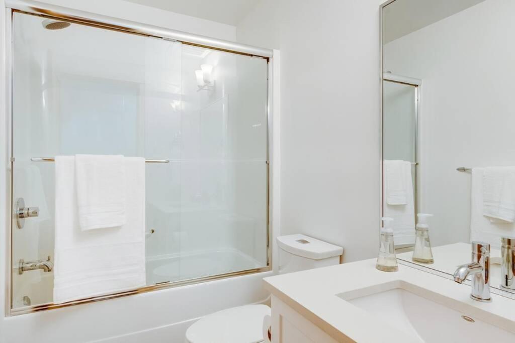 Cedar Hill Sunlit Stay - Bright Spacious & Modern Виктория Экстерьер фото