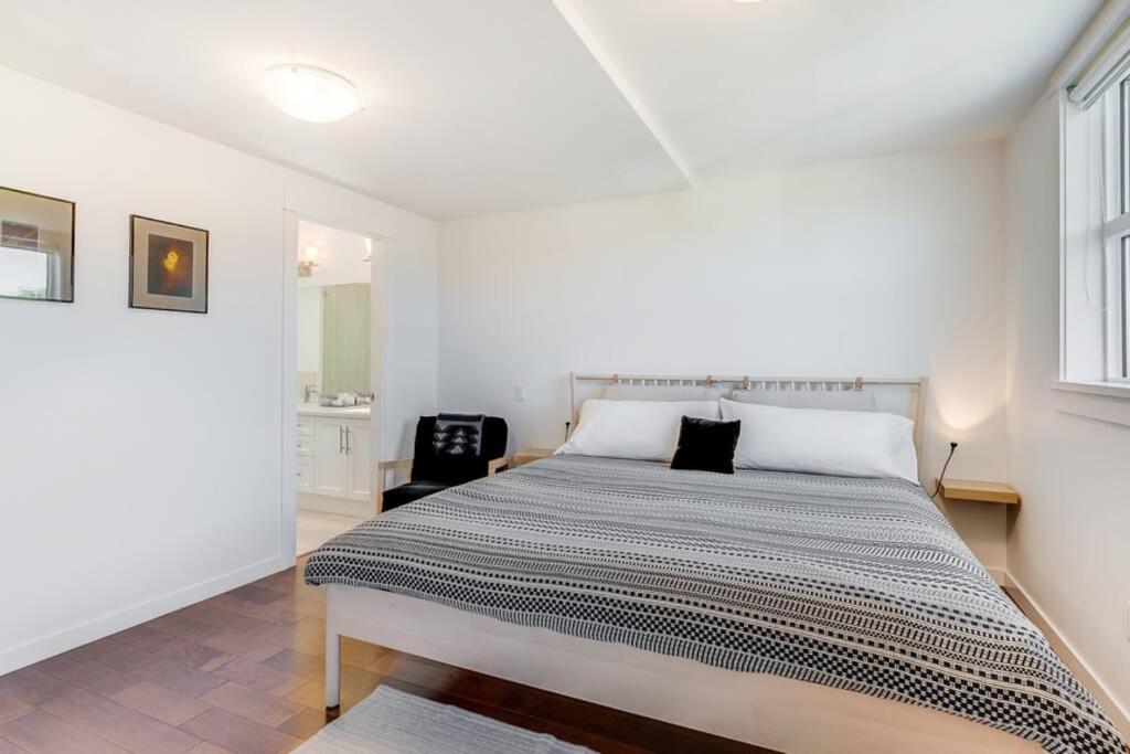 Cedar Hill Sunlit Stay - Bright Spacious & Modern Виктория Экстерьер фото