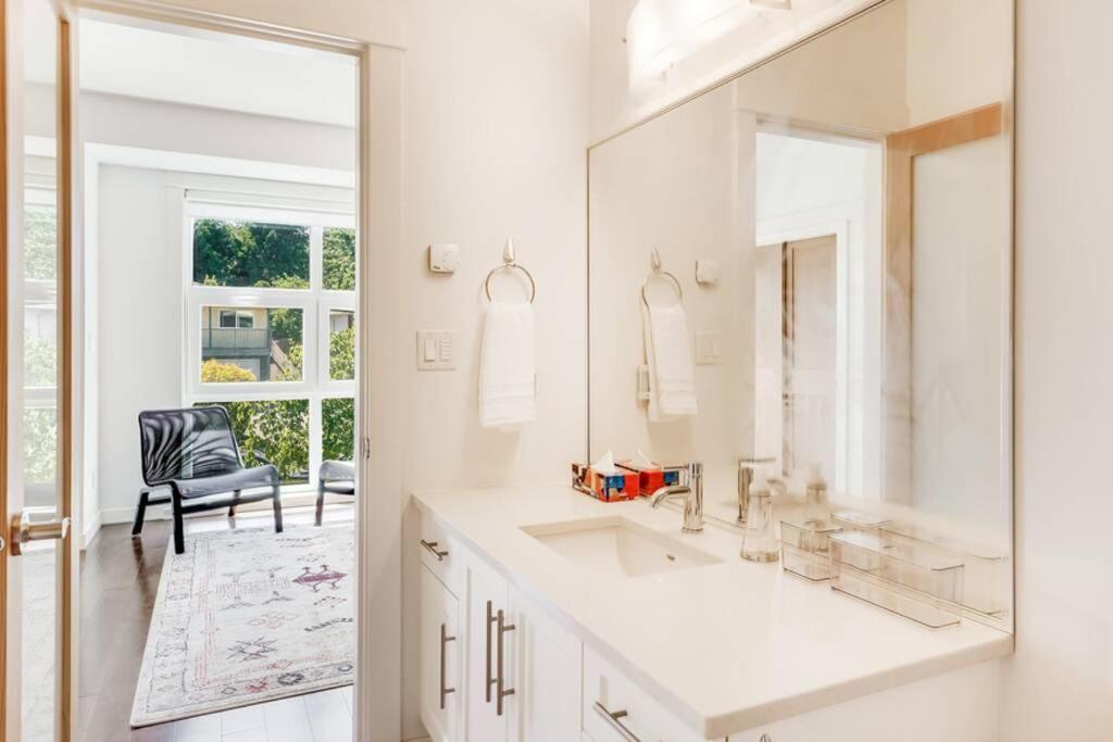 Cedar Hill Sunlit Stay - Bright Spacious & Modern Виктория Экстерьер фото
