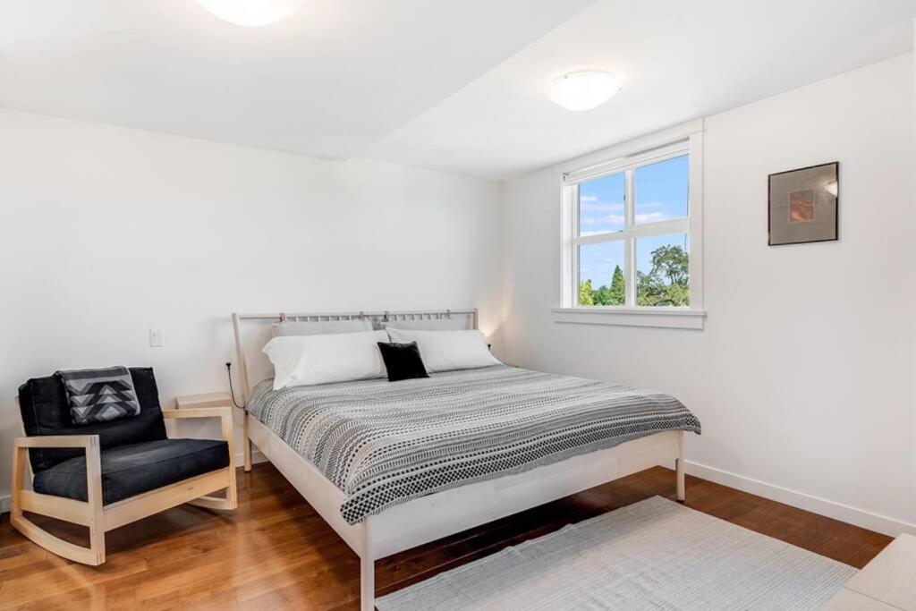 Cedar Hill Sunlit Stay - Bright Spacious & Modern Виктория Экстерьер фото