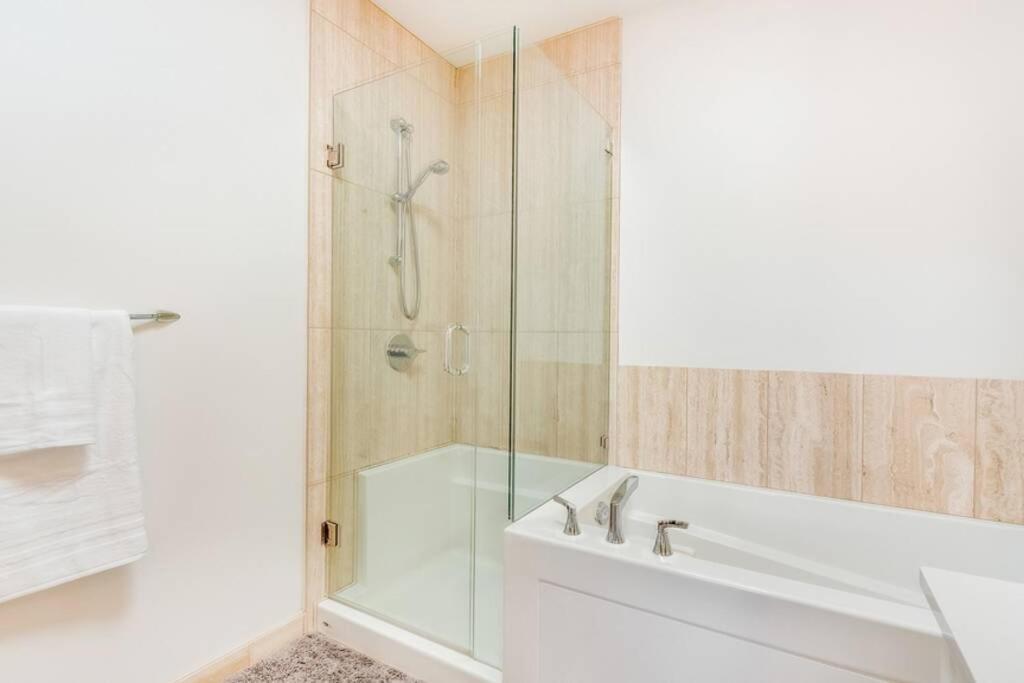 Cedar Hill Sunlit Stay - Bright Spacious & Modern Виктория Экстерьер фото