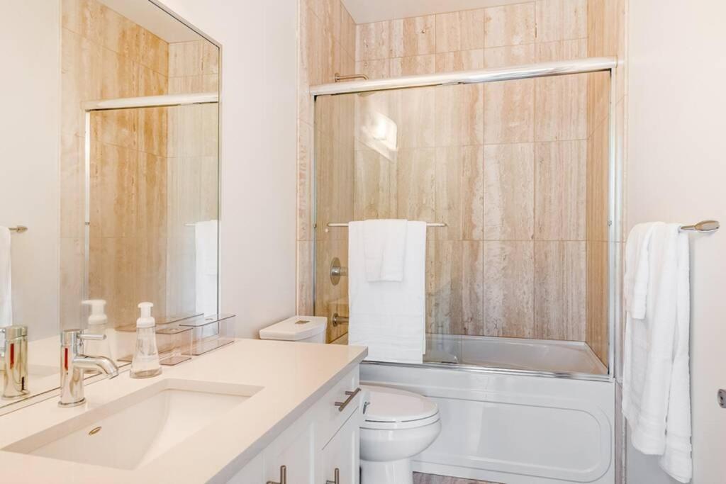 Cedar Hill Sunlit Stay - Bright Spacious & Modern Виктория Экстерьер фото