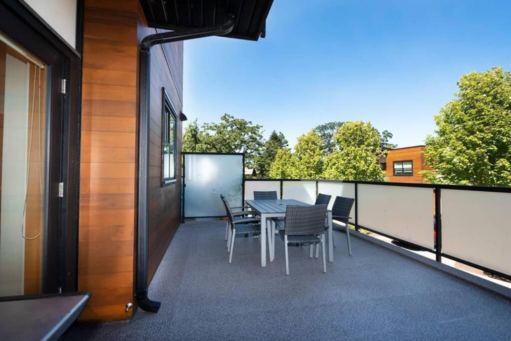 Cedar Hill Sunlit Stay - Bright Spacious & Modern Виктория Экстерьер фото